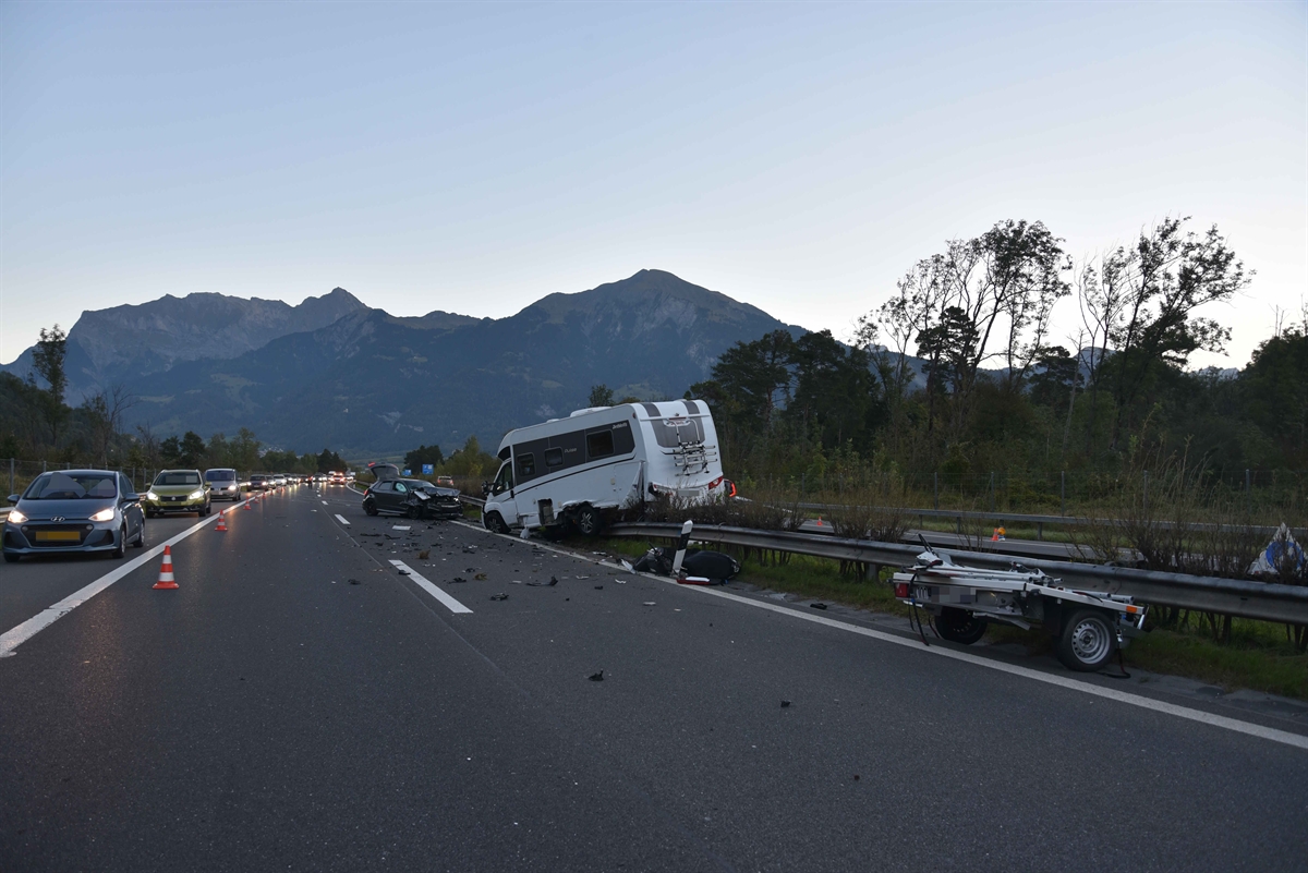 Stark beschädigtes Wohnmobil auf den Mittelleitplanken der Autobahn A13.