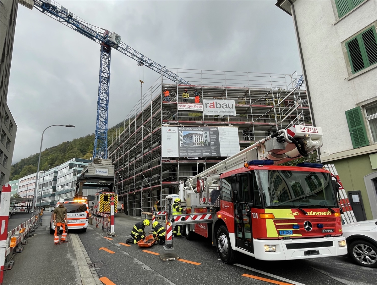 Feuerwehr Hubretter, Polizeiauto und Rettungswagen vor Baustelle