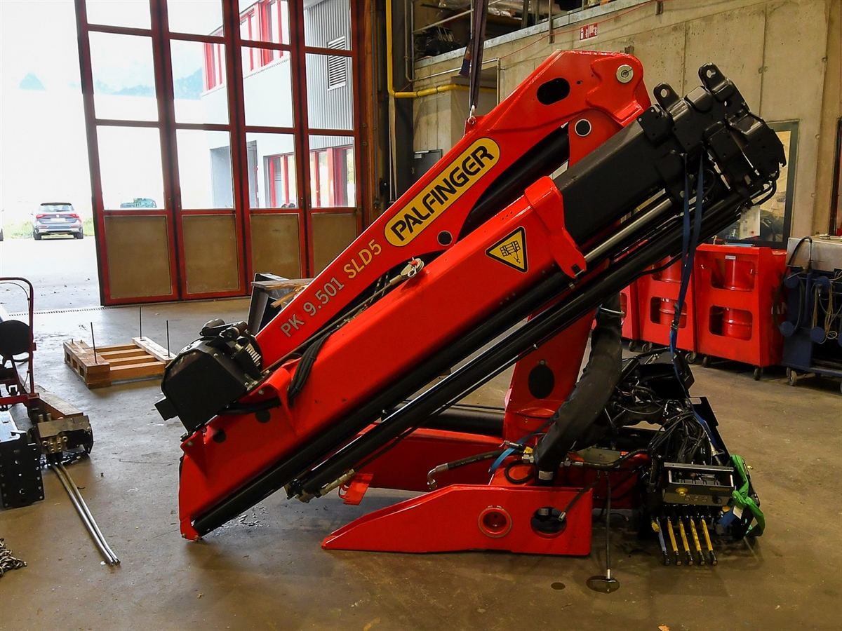 Der Lastwagen-Kran steht wieder aufgestellt in der Montagehalle