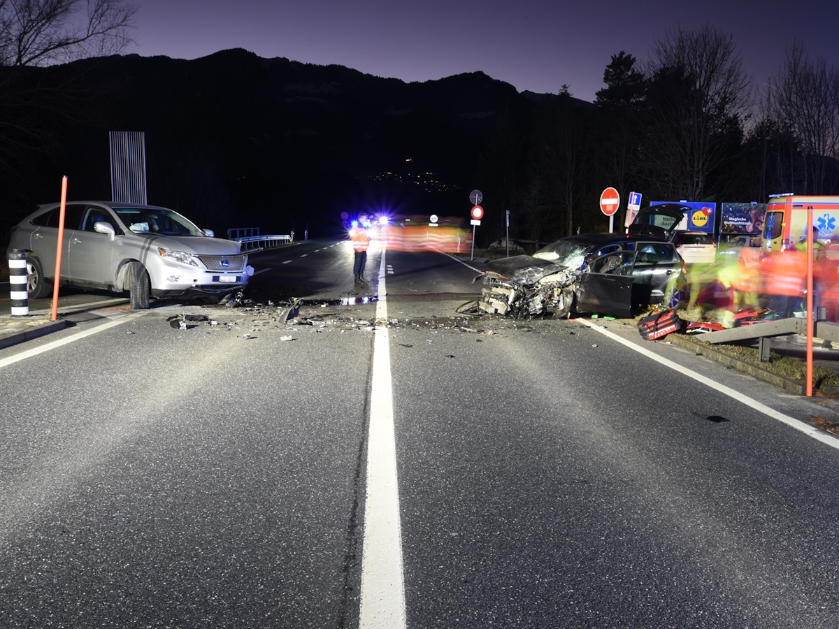Die beschädigten Autos in Endlage. Ein Polizist auf der Strasse und rechts auf einem Platz weitere Einsatzkräfte.