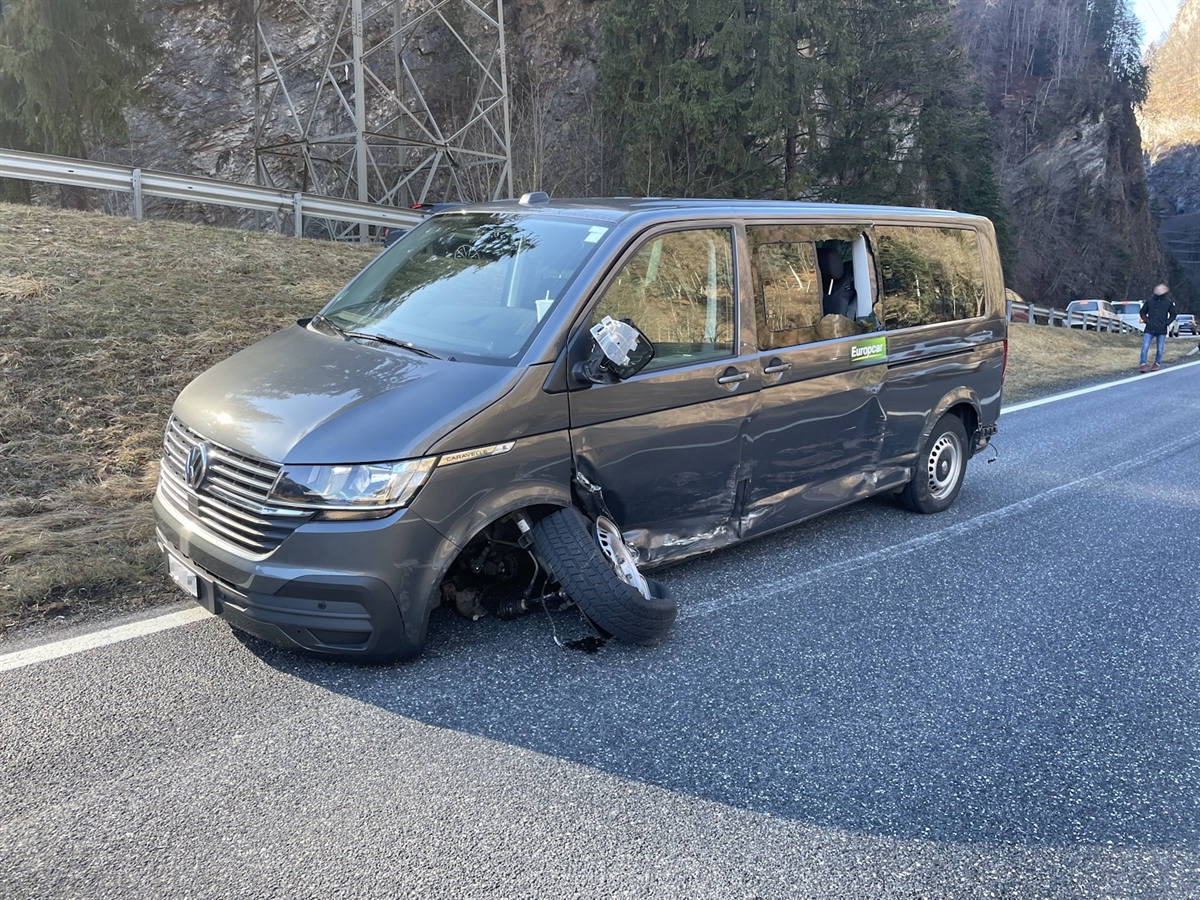 Das auf der linken Seite stark beschädigte Auto am Strassenrand. Das vordere linke Rad ist grösstenteils abgerissen.