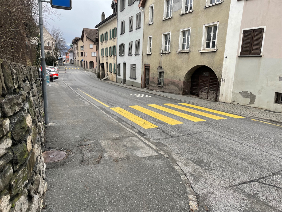 Die Kantonsstrasse mit dem Fussgängerstreifen Höhe Haus zur Glocke in Zizers