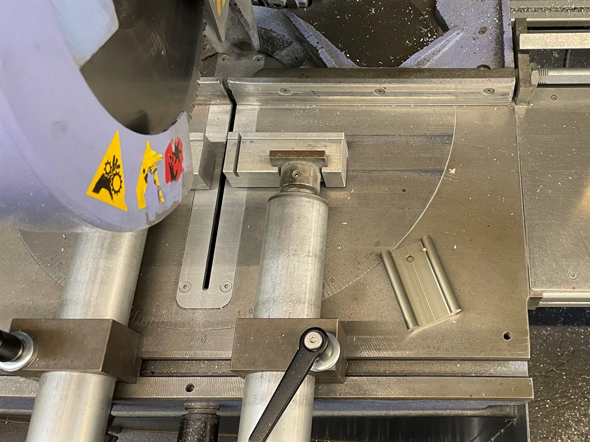 Die Säge, mit der das Metall bearbeitet wurde