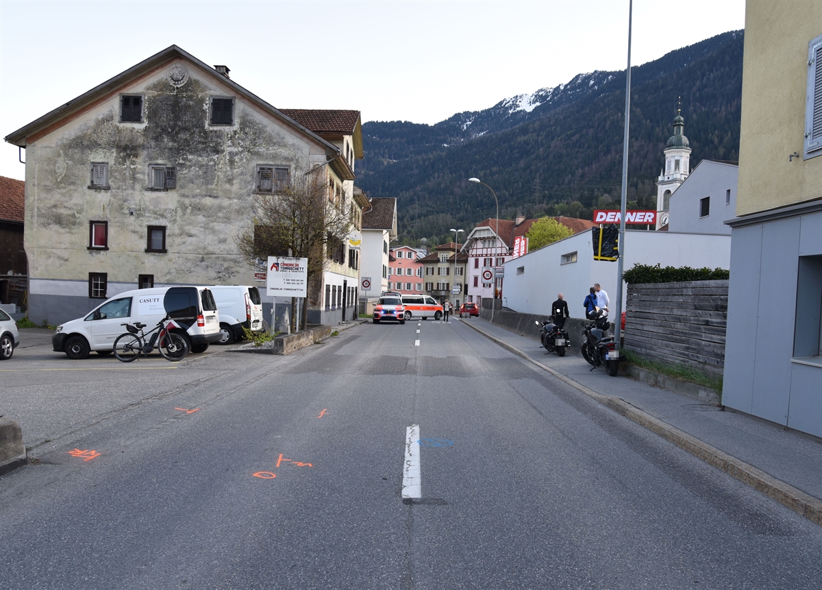 Zwei Polizeifahrzeuge, zwei Motorräder auf der Strasse