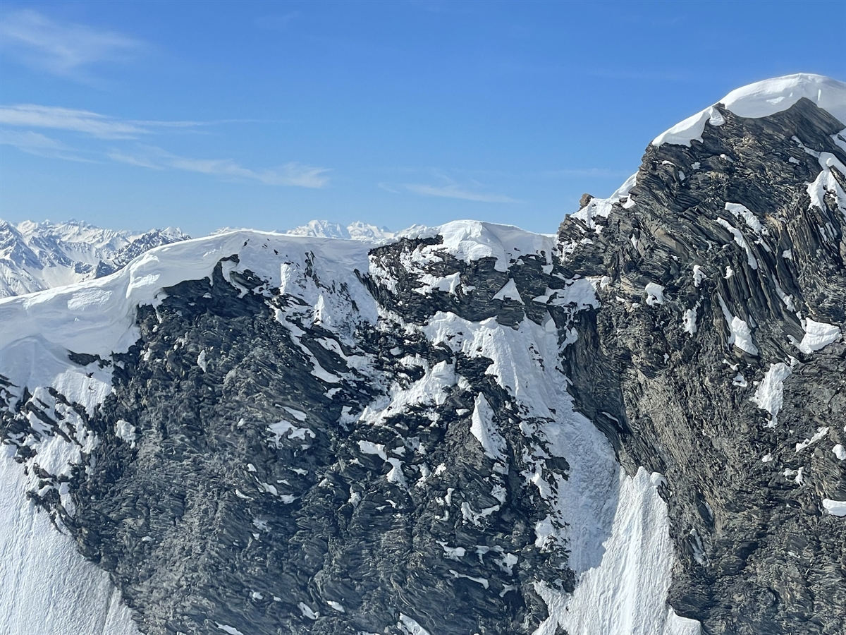 Felsiger Abhang mit Schneewächten