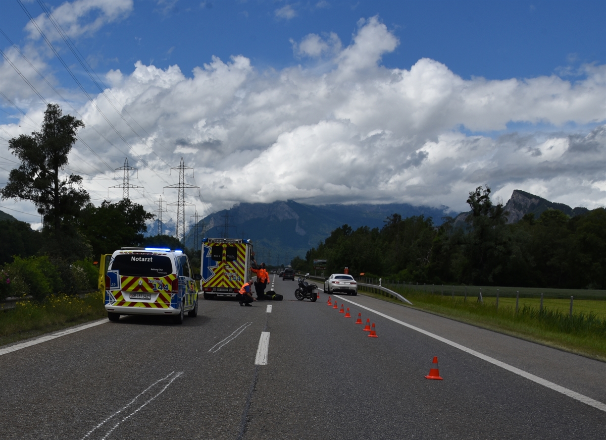 Rettungswagen und Notarztauto auf der Autobahn