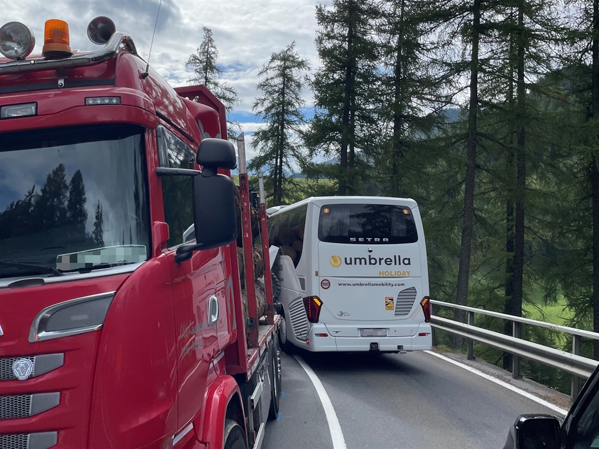 Rechts der Gesellschaftswagen, er steht ein Stück über der Sicherheitslinie auf der Gegenspur, links der Anhängerzug.