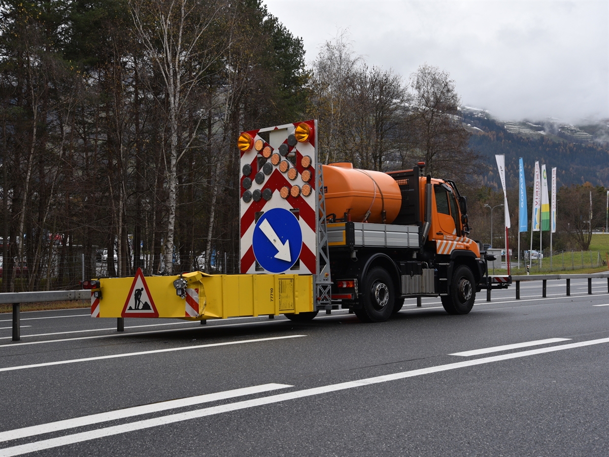 Der beschädigte Signalwagen auf der Überholspur der Autostrasse A13.