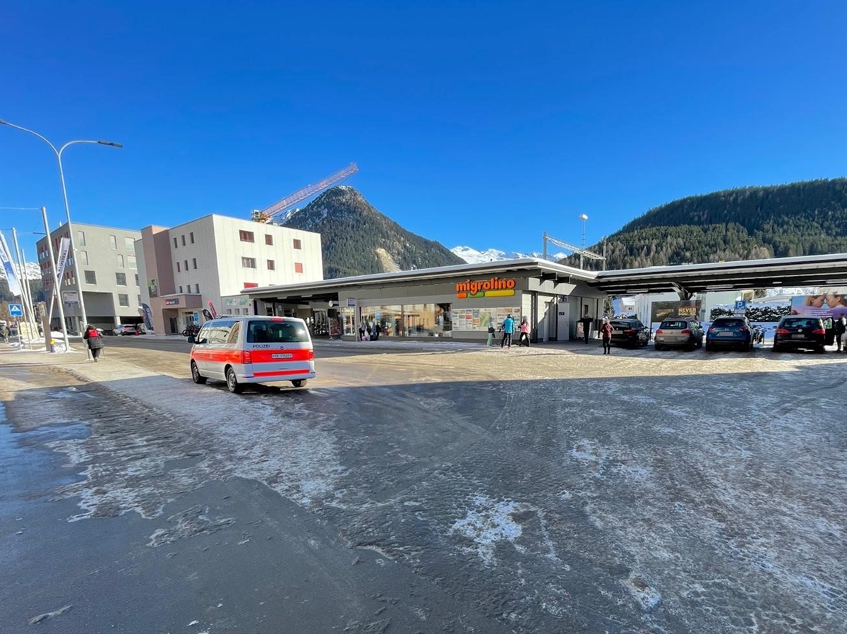 Der Platz vor dem Bahnhof Dorf bei strahlend schönem Winterwetter