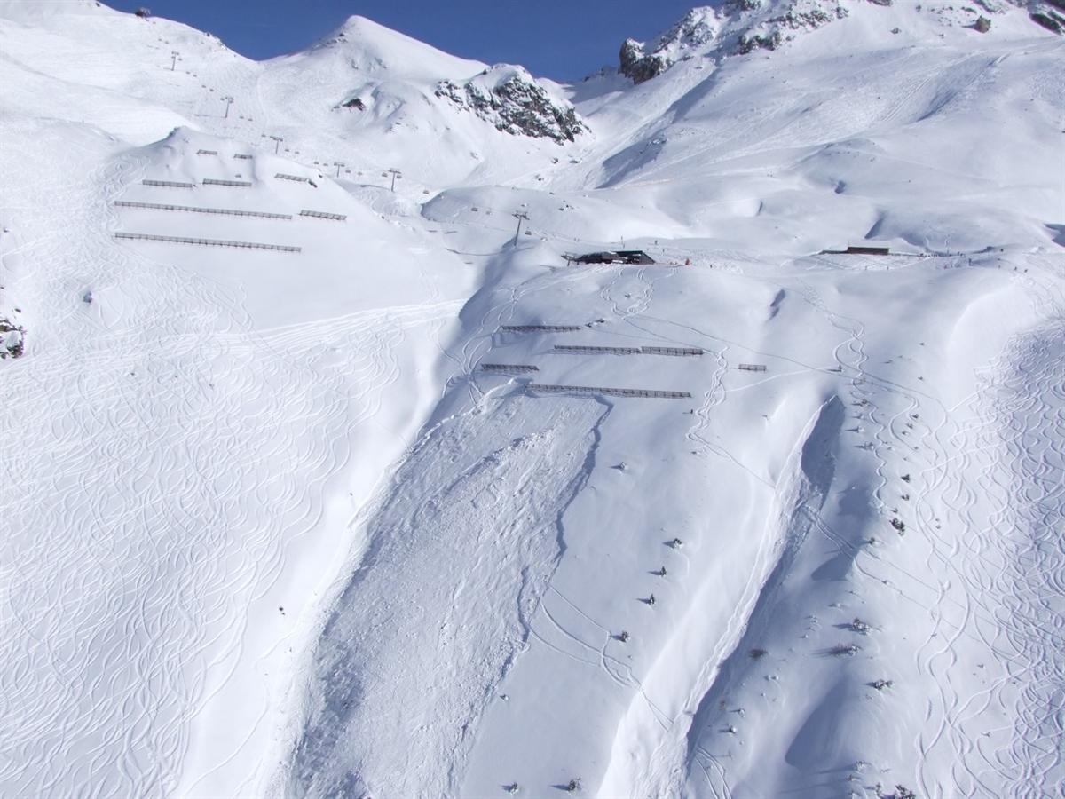 Luftaufnahme auf den Lawinenhang