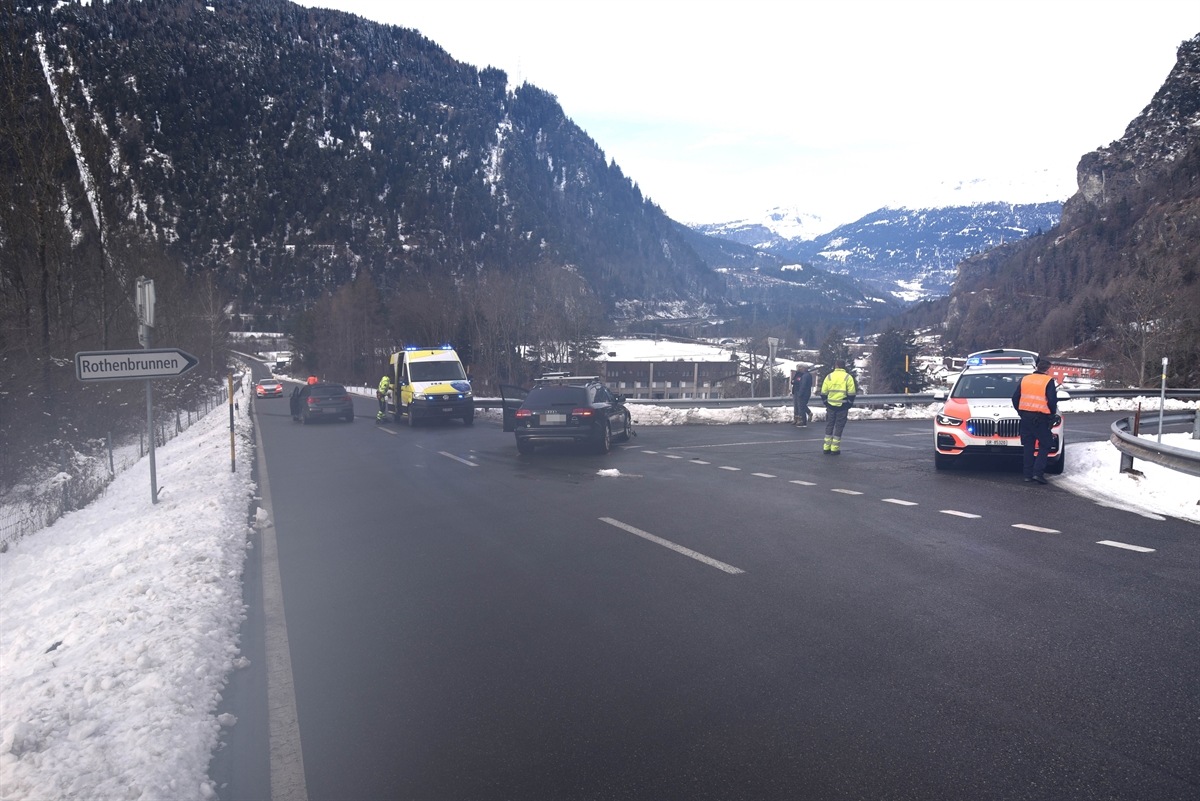 Zwei Unfallautos, zwei Polizeiautos und eine Ambulanz auf der Strasse