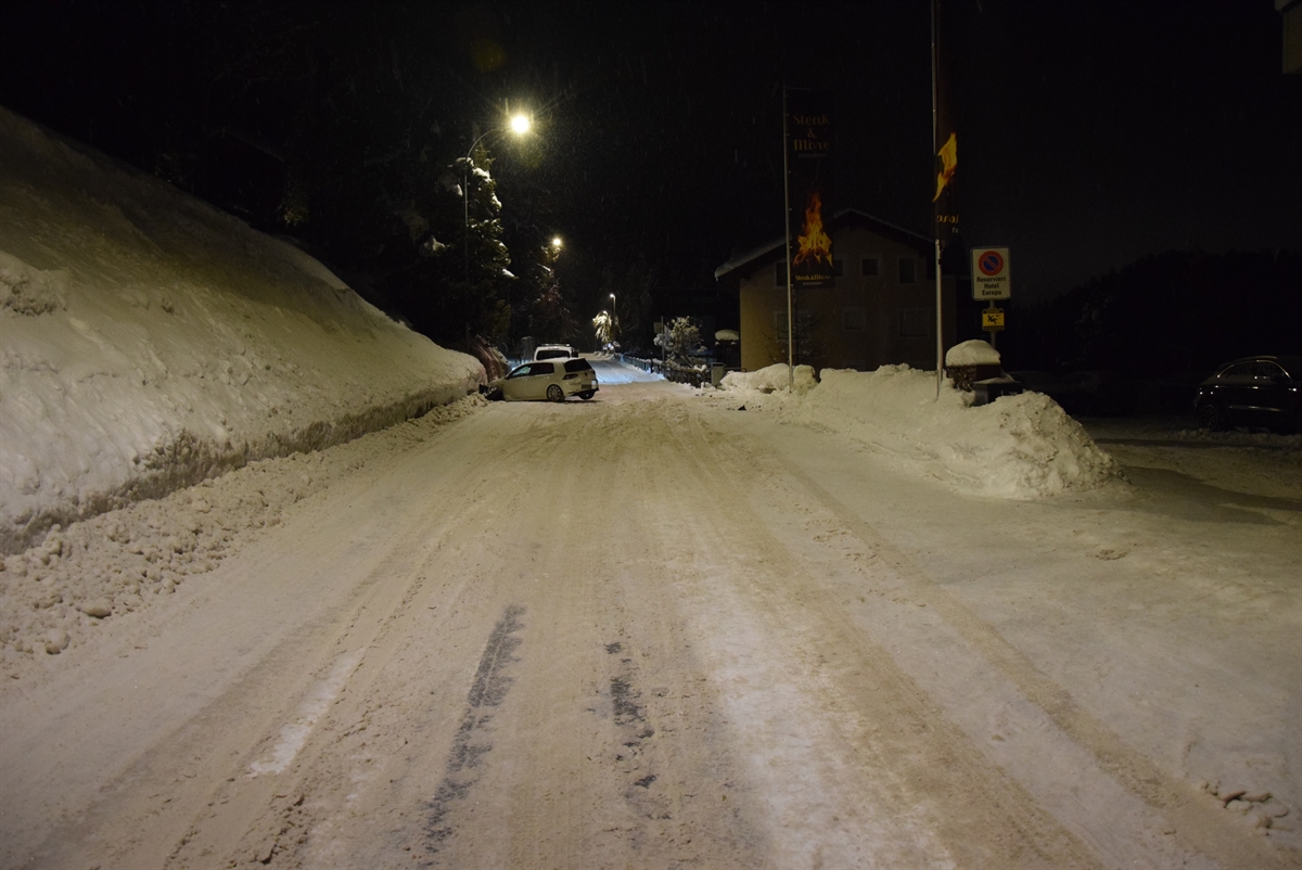 Kaputtes Auto am linken Strassenrand in der Mauer im Schnee