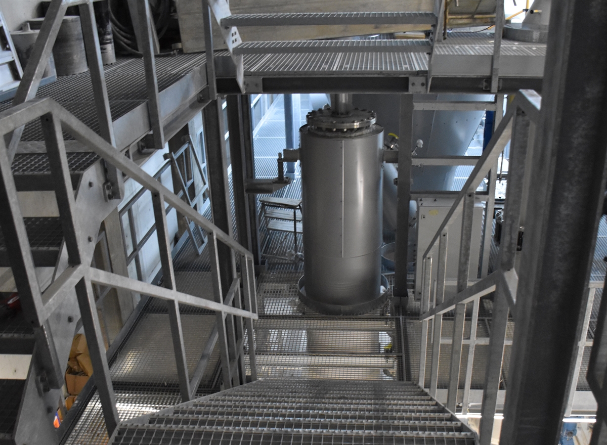 Die Treppe mit den Gitterelementen in dem Gewerbebetrieb