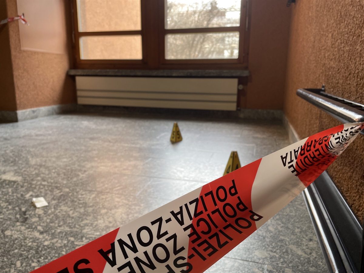 Das Treppenhaus der Schule Giacometti. Am Boden, hinter Polizei-Absperrband, stehen Hütchen des kriminaltechnischen Dienstes