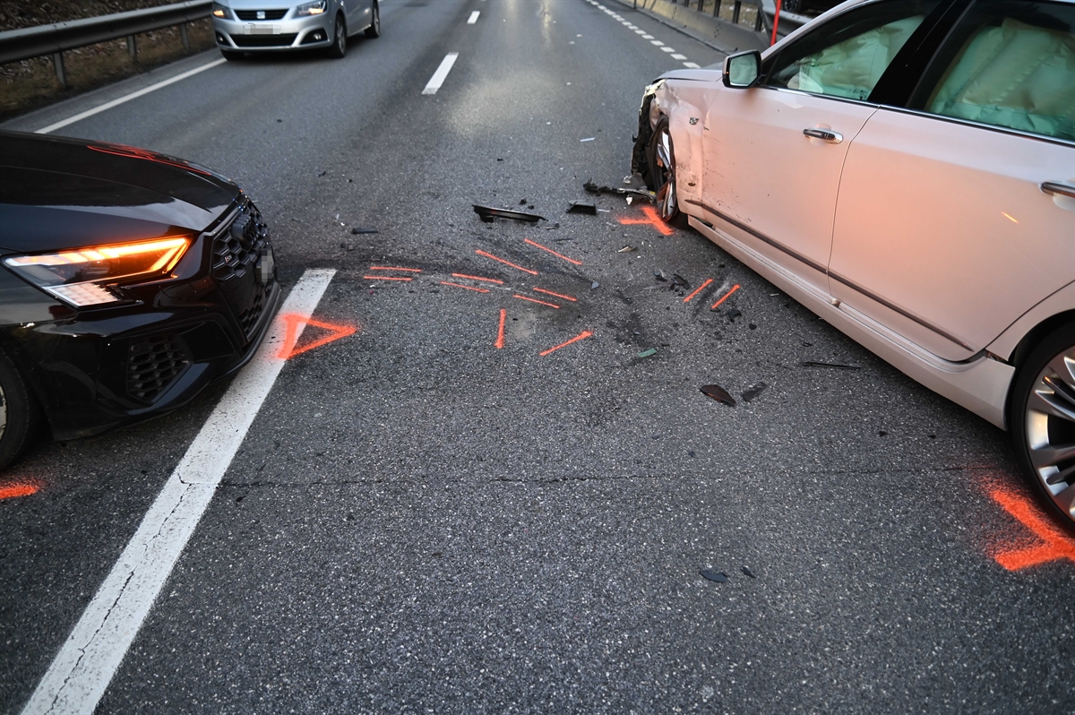 Orange eingezeichnet die Endlage der zwei Autos