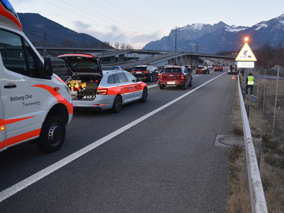 Ein Rettungswagen steht hinter einem Patrouillenfahrzeug der Polizei auf der Ausfahrtspur vom Anschluss Zizers. Vor dem Polizeiauto steht das Auto der 27-Jährigen. Das hohe Verkehrsaufkommen ist sichtlich erkennbar.