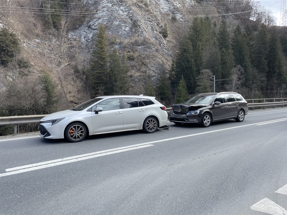 Die beiden Unfallfahrzeuge auf der Nationalstrasse N28 bei dem Abzweiger Arieschbach.