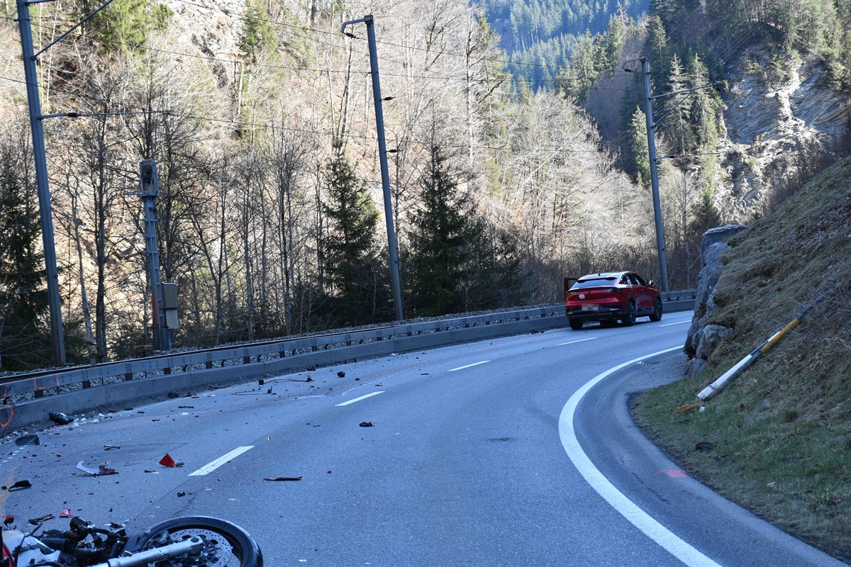 Motorradteile auf der Fahrbahn