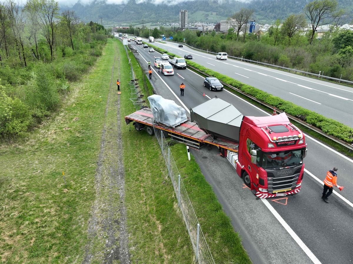 Auflieger des Sattelmotorfahrzeugs quer über Pannenstreifen und Wiesland