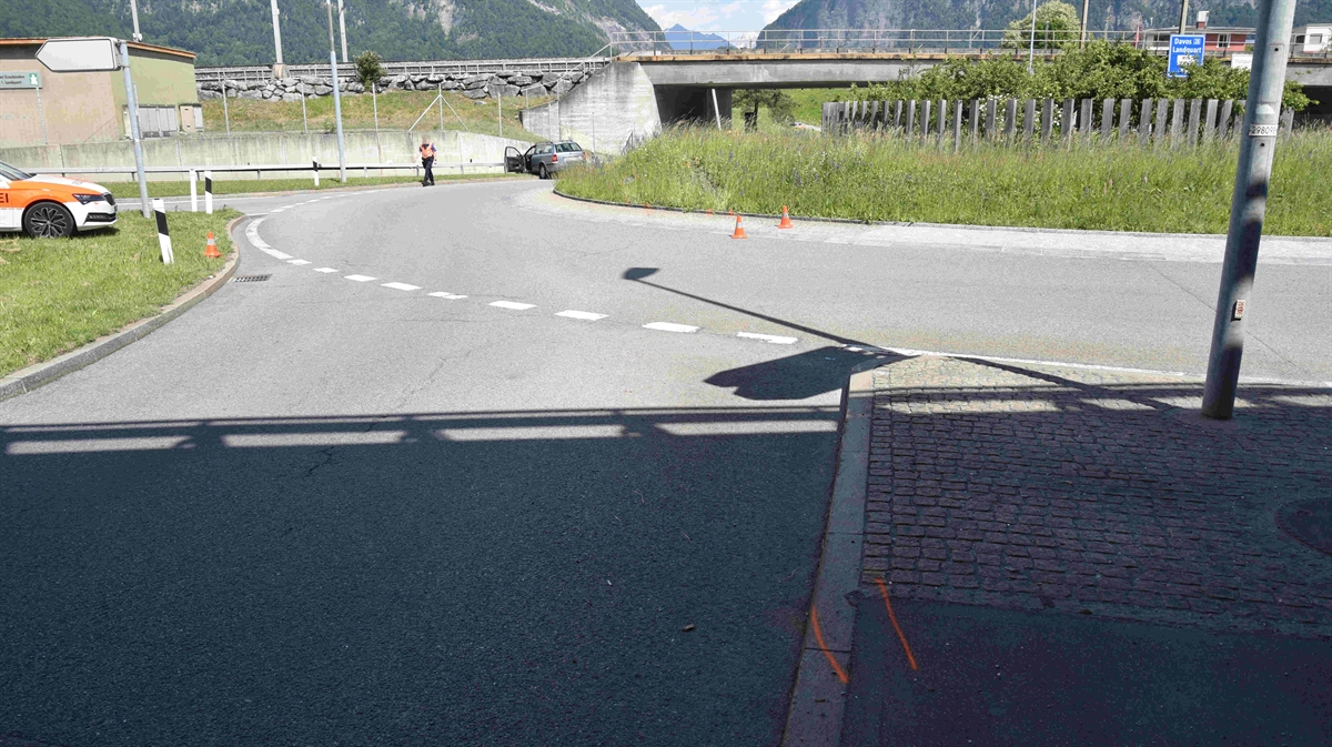 Im vordergrung der Kreisel mit Fahrspuren, dahinter beschädigtes Auto in der Leitplanke