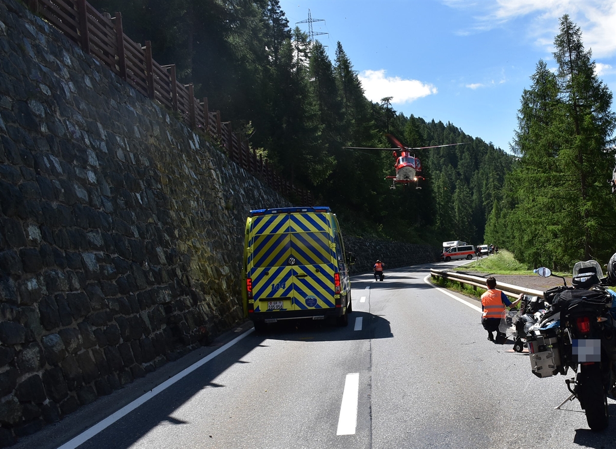 Helikopter im Anflug auf die Julierstrasse, Ambulanzfahrzeug vor Ort