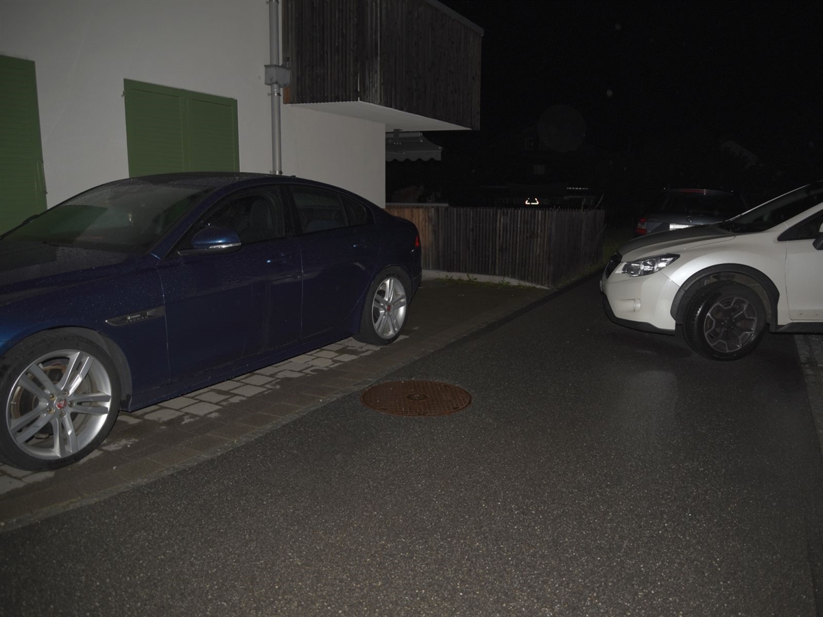 Die Unfallstelle in nächtlicher Umgebung. Links steht das parkierte Auto. Rechts davon das Auto der Verursacherin.