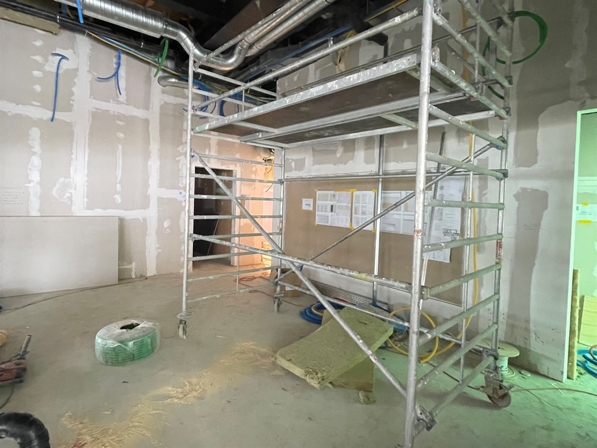 Ein Raum, dessen Innenausbau ist noch zu erstellen. Inmitten steht das Rollgerüst.