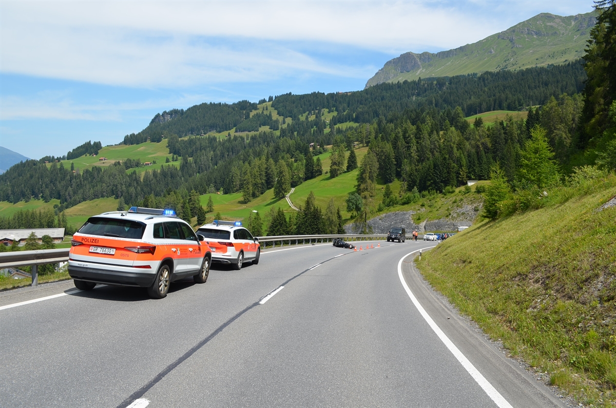Motorrad liegt auf der Strasse, 2 Polizeiautos sind parkiert