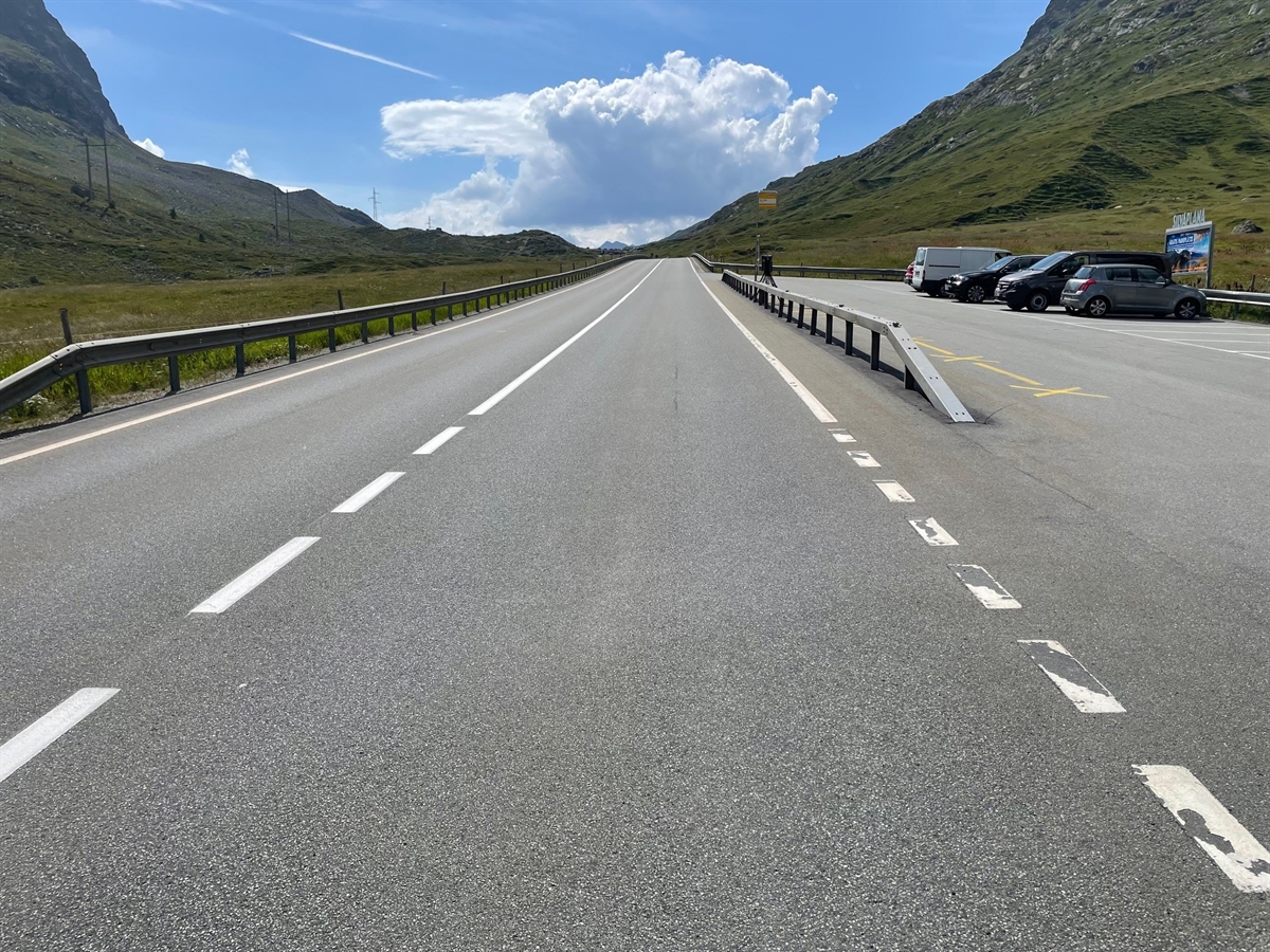 Gerade Strasse, rechts beim Parkplatz das Messgerät