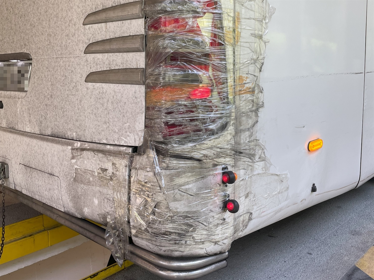 Die mit Klebeband gesicherte Heckpartie mit Heckleuchte auf der rechten Fahrzeugseite