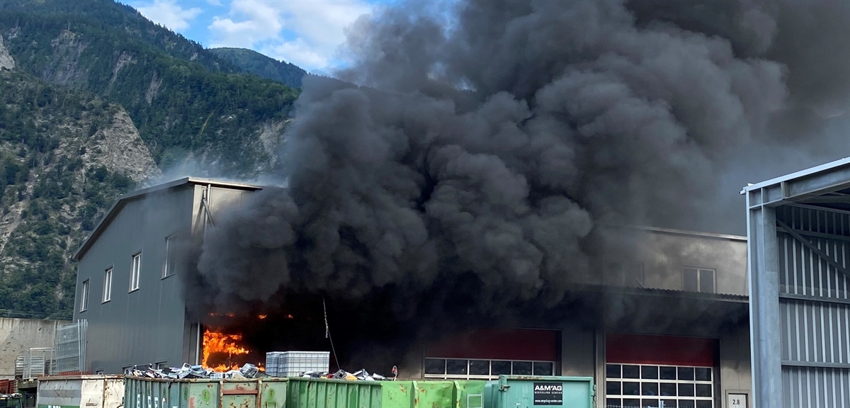 Gebäudeansicht mit schwarzem Rauch