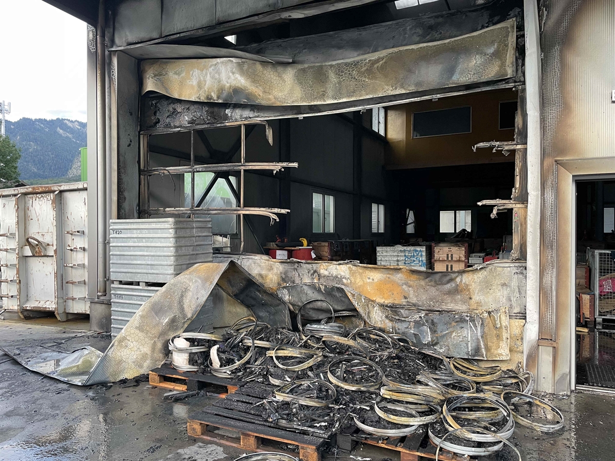 Verbrannte Gegenstände vor der Einstellhalle