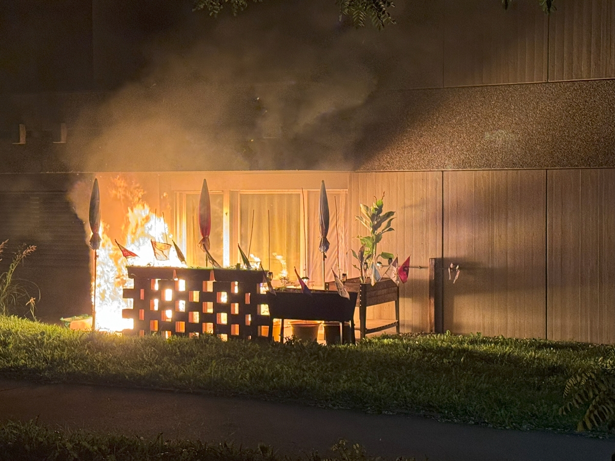 Nachtaufnahme – Flammen auf dem Sitzplatz und emporsteigender Rauch.