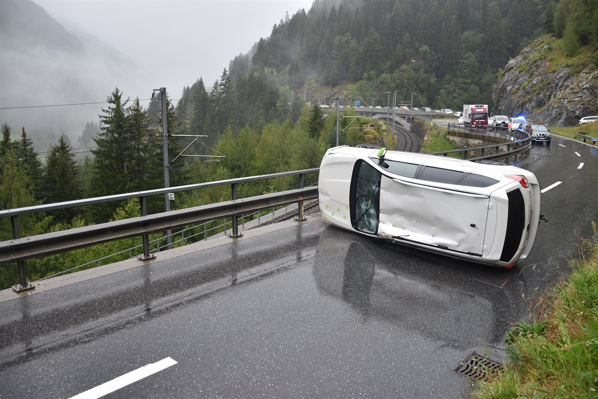 Auto liegt quer zur Fahrbahn, im Hintergrund Stau
