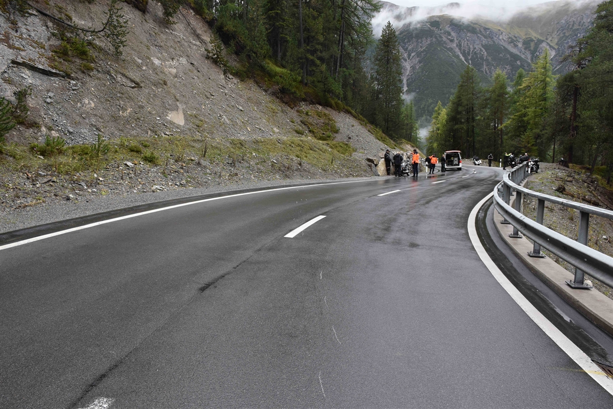 Motorrad und Polizisten am Strassenrand