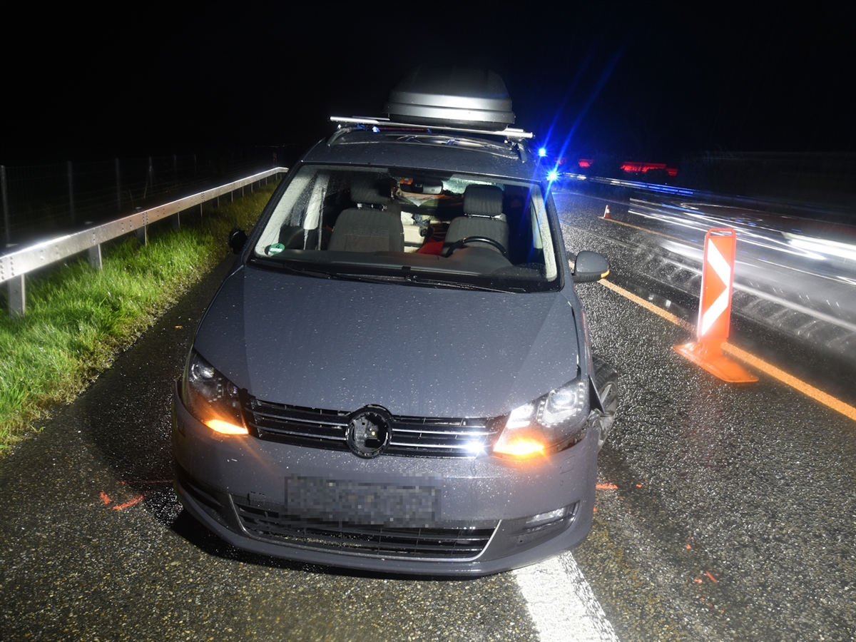 Das Auto der Familie steht am rechtsseitigen Strassenrand und ist auf beiden Fahrzeugseiten beschädigt.