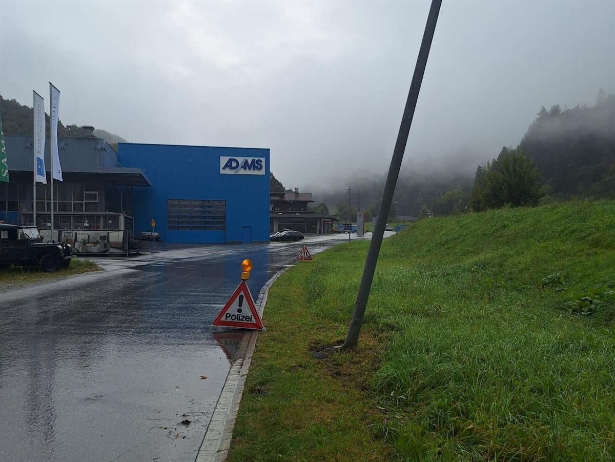 Am Sonntagabend ist ein Personenwagen in Mezzaselva auf Gemeindegebiet von Klosters mit einem Kandelaber kollidiert. Bei der Weiterfahrt wurde das Fahrzeug über ein Wiesenbord hinunter gelenkt. Kurz vor 18.30 Uhr wurde das Auto auf der Fahrt von Bad Serneus in Richtung Mezzaselva gelenkt. Auf der Serneuserstrasse kollidierte das Fahrzeug auf einer Geraden mit einem Beleuchtungskandelaber rechts der Strasse. Anschliessend wurde das Fahrzeug, teilweise auch in unübersichtlichen Kurven auf der Gegenfahrspur, hoch in Richtung Hauptstrasse gelenkt. Auf einer weiteren Nebenstrasse kam das Auto links von dieser ab und wurde mit vorne links komplett beschädigter Radaufhängung in einem abfallenden Wiesenbord stehen gelassen. Nach der Benachrichtigung durch Drittpersonen stiess die Kantonspolizei Graubünden auf den leicht verletzten Fahrzeughalter. Ein Team des Rettungsdienstes Schiers versorgte diesen vor Ort und transportierte ihn zur für weitere Abklärungen ins Spital nach Schiers. Gemeinsam mit der Staatsanwaltschaft Graubünden ermittelt die Kantonspolizei Graubünden die genauen Umstände dieser Fahrt.