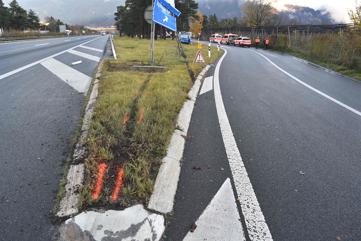 Grasstreifen zwischen Autobahn und Ausfahrt
