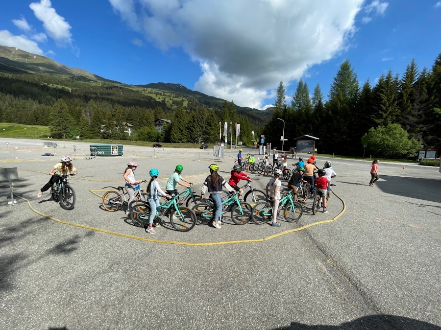 Schüler üben das richtige Verhalten im Strassenverkehr auf einem Platz auf der Lenzerheide in unserem Verkehrsgarten