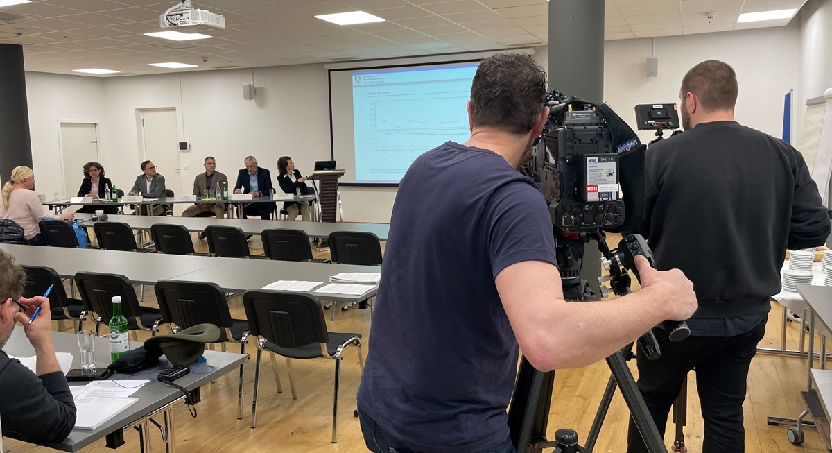 Kameramann filmt Referenten am Tisch