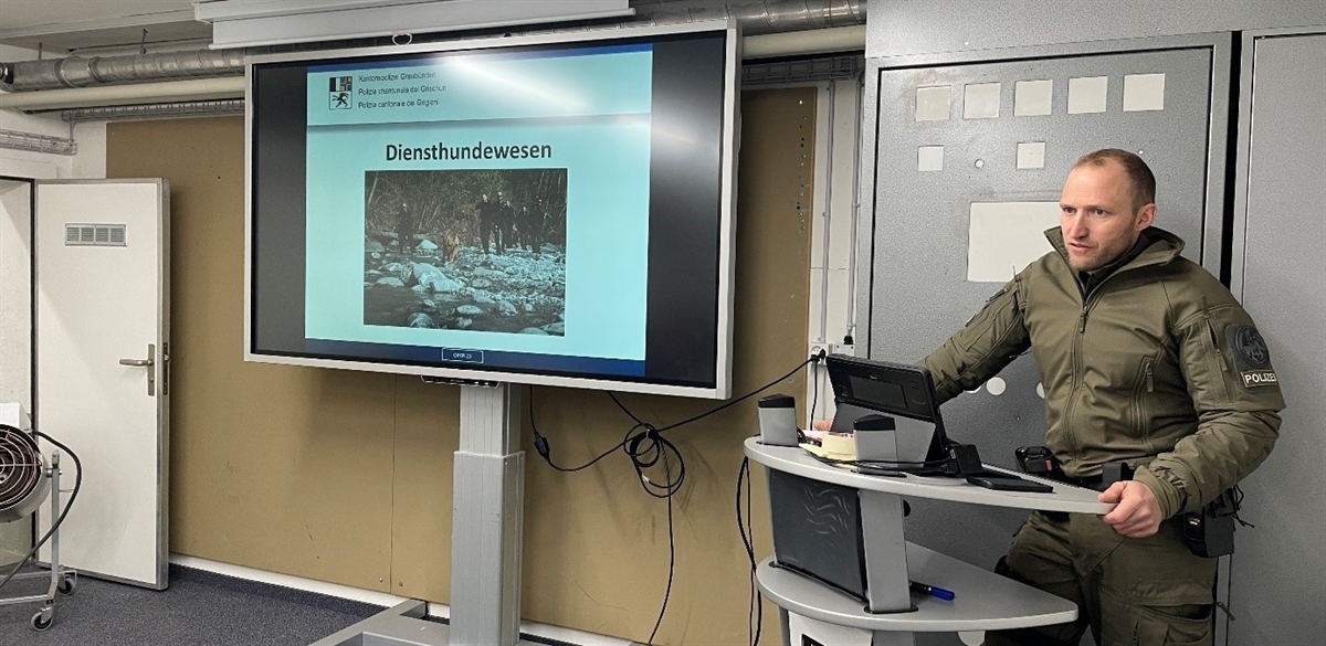 Chef Hundeführer hält Präsentation